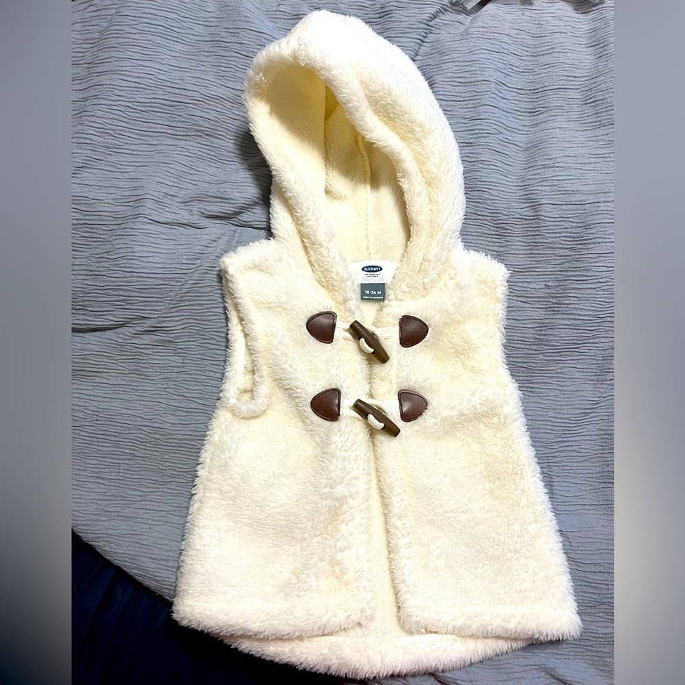 Old Navy Girls Toddler Fleece Vest W/Brown Wooden Closure 18-24mos.